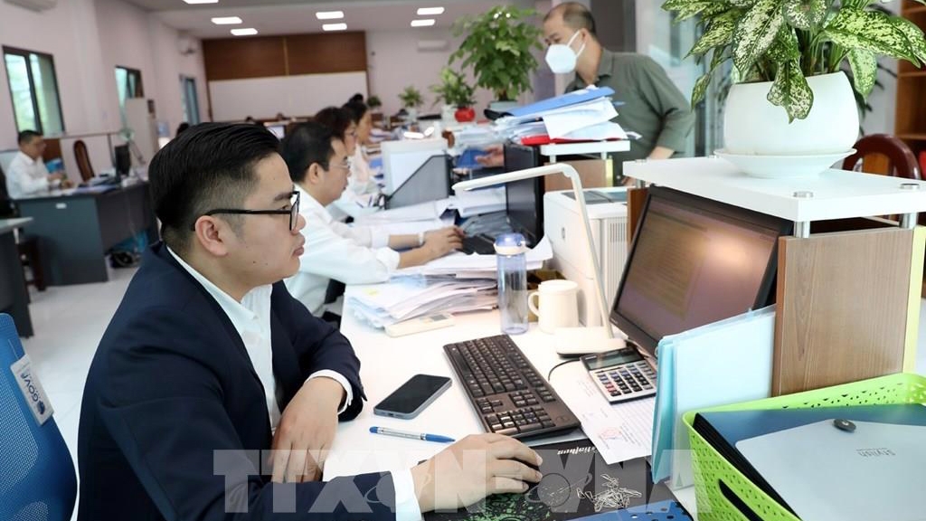 Hoạt động nghiệp vụ kế toán kiểm soát chi tại Kho bạc Nhà nước quận Tây Hồ (Hà Nội) - Ảnh: Phạm Hậu - TTXVN