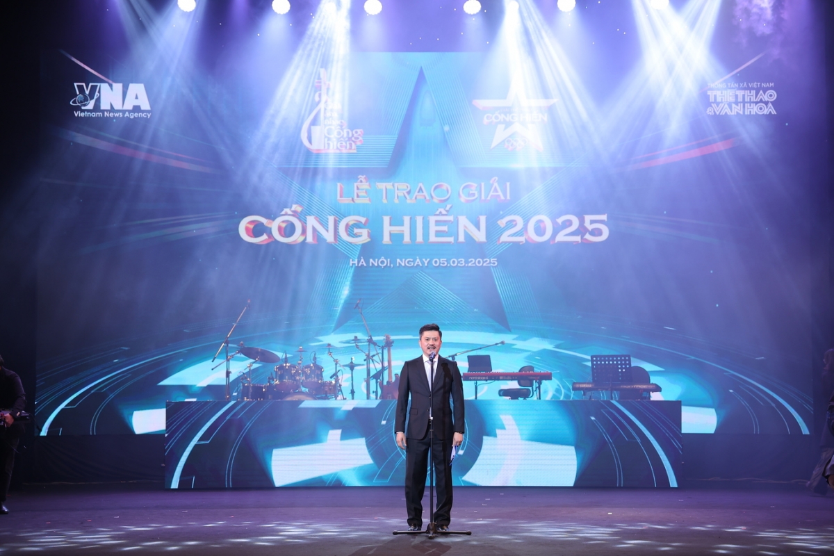 Nhà báo Lê Xuân Thành - Tổng biên tập Báo Thể thao &amp; Văn hóa kiêm Giám đốc Trung tâm Nội dung số và Truyền thông - TTXVN, Trưởng ban tổ chức giải Cống hiến lần 19 - 2025 phát biểu Khai mạc Lễ trao giải.