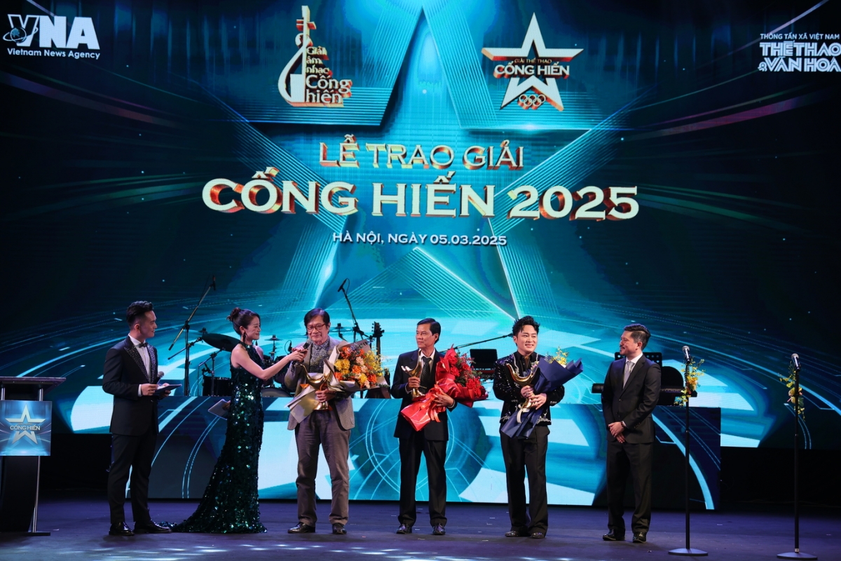 Nhạc sĩ Dương Thụ, ca sĩ Tùng Dương, ca sĩ Mỹ Tâm, nhà báo Ngô Hà Thái - Nguyên Phó Tổng giám đốc TTXVN, nhà báo Hữu Trịnh nhận Kỷ niệm chương của giải Cống hiến.