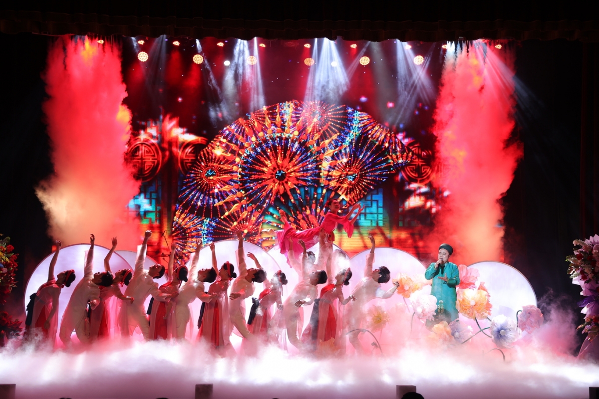 Tiết mục Quan họ cổ "CHẢ" do GS-TS - Nghệ sĩ Chu Bảo Quế và nhóm múa biểu diễn. Có lẽ rất hiếm, chúng ta mới được nghe một làn điệu Quan họ cổ nguyên gốc như Chả do Giáo sư - Tiến sĩ - Kỷ lục gia thế giới - nghệ sĩ Chu Bảo Quế trình diễn. Ông đã dành nhiều thập kỷ âm thầm, bền bỉ lưu giữ lại những tinh hoa của cha ông, và truyền lại cho thế hệ sau, để chúng ta biết được, cha ông ta từ xa xưa đã có một đời sống Tinh thần đặc sắc nhường nào.