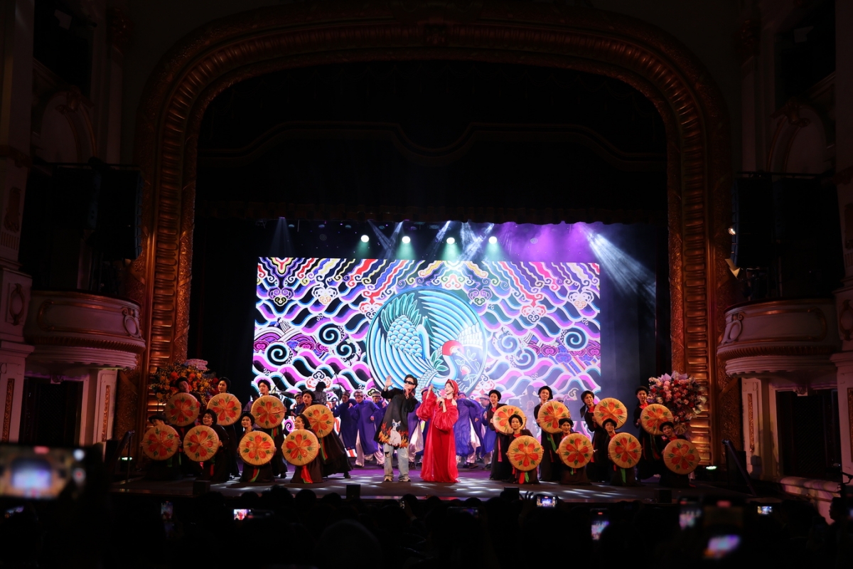 Hòa Minzy xuất hiện trên sân khấu Cống hiến với ca khúc Bắc Bling.