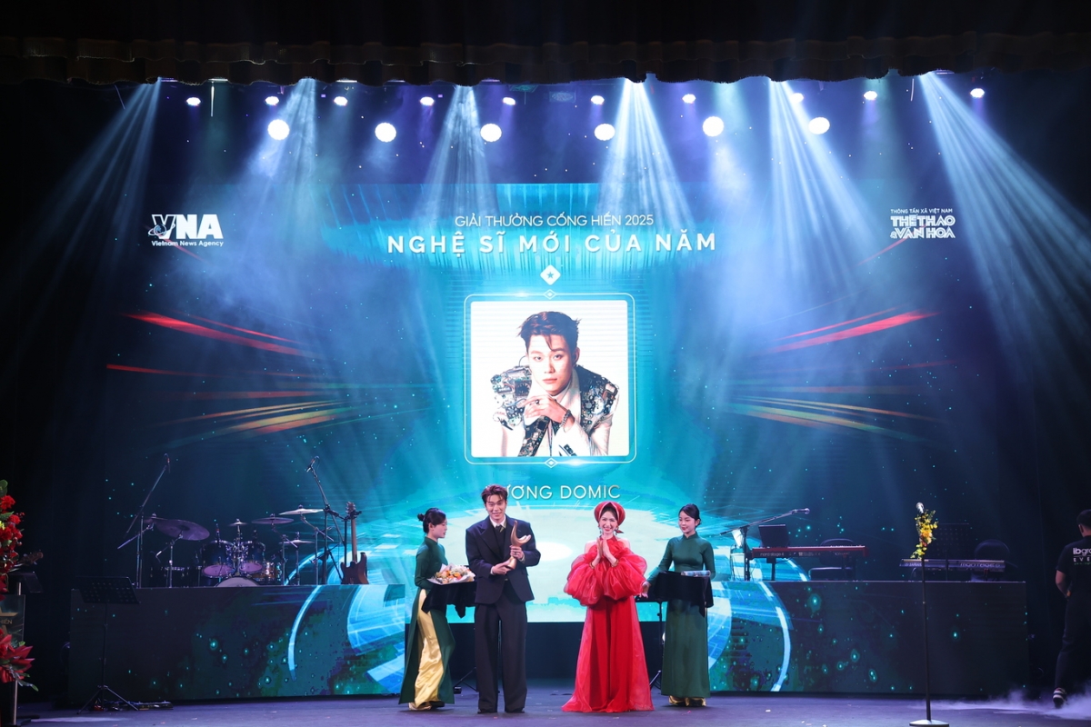 Ca sĩ Hoà Minzy lên sân khấu công bố kết quả và trao giải Nghệ sĩ mới của năm. Nghệ sĩ mới của năm thuộc về Dương Domic với những đóng góp nổi bật trong suốt hành trình âm nhạc 1 năm qua.