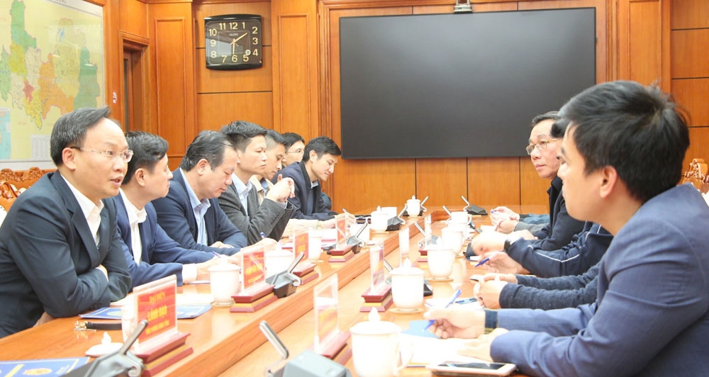 Phó Chủ tịch UBND tỉnh Bắc Giang Phạm Văn Thịnh trao đổi về việc tiêu thụ vải thiều xuất khẩu