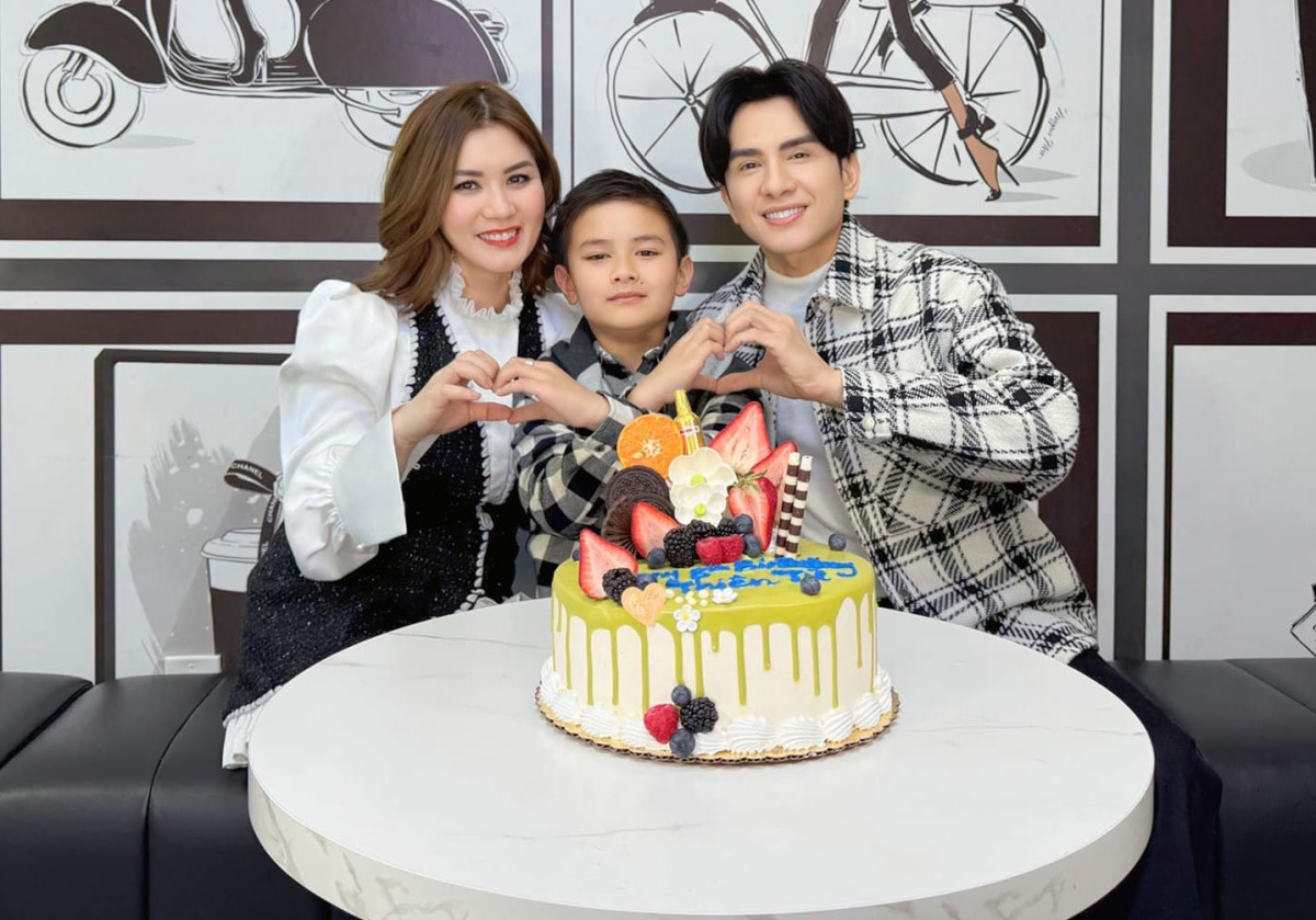 Đan Trường và vợ cũ sum họp, chung tay tổ chức sinh nhật cho con trai - bé Thiên Từ - ở Mỹ. (Nguồn: FBNV)