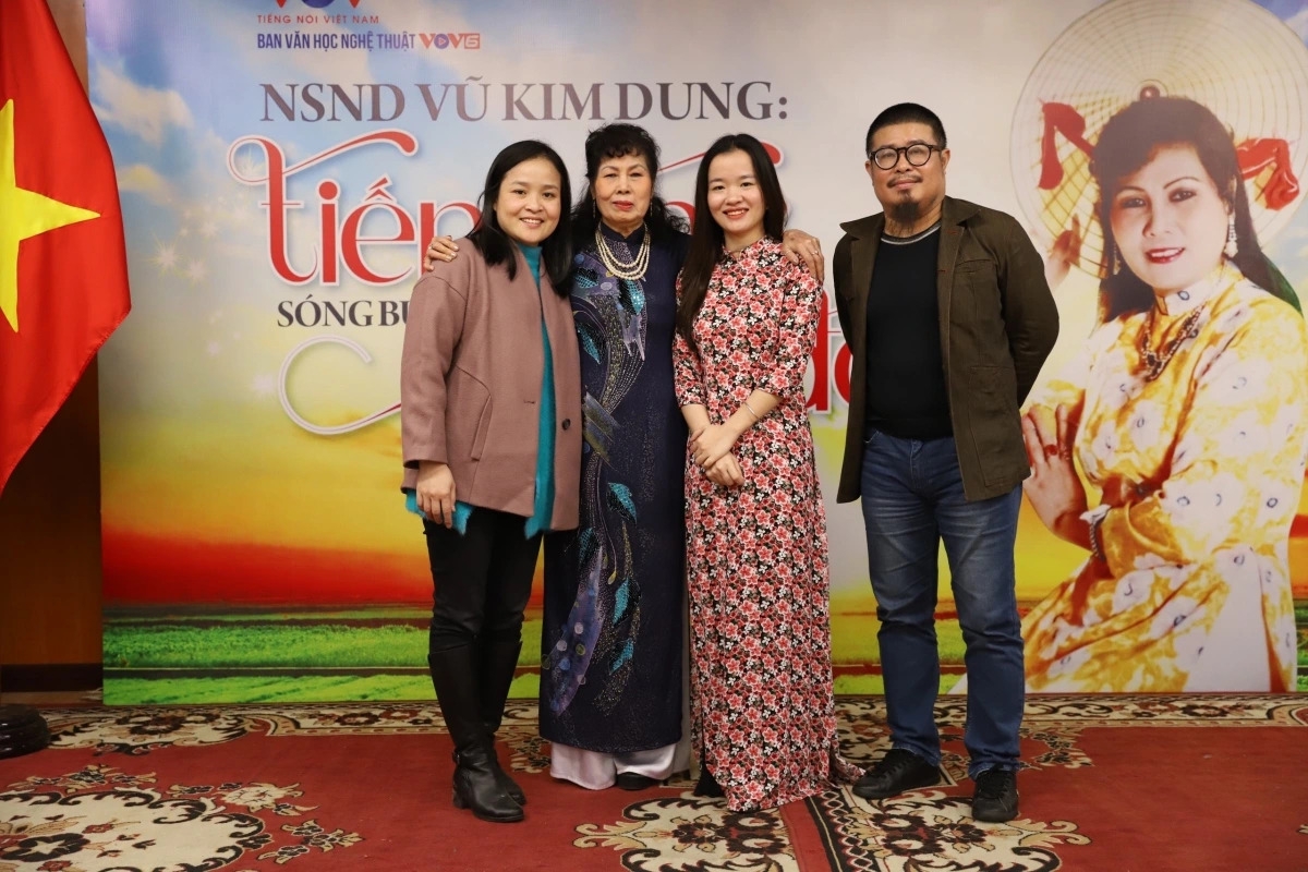 NSND Vũ Kim Dung (thứ 2 từ trái sang) cùng cán bộ, phóng viên VOV6