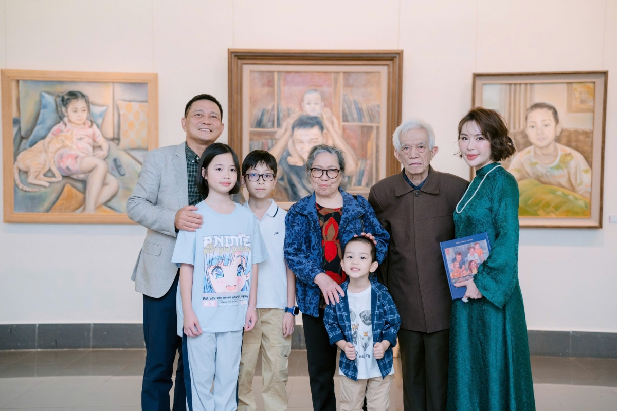 Họa sĩ Đặng Thanh Huyền bên người thân và những bức chân dung