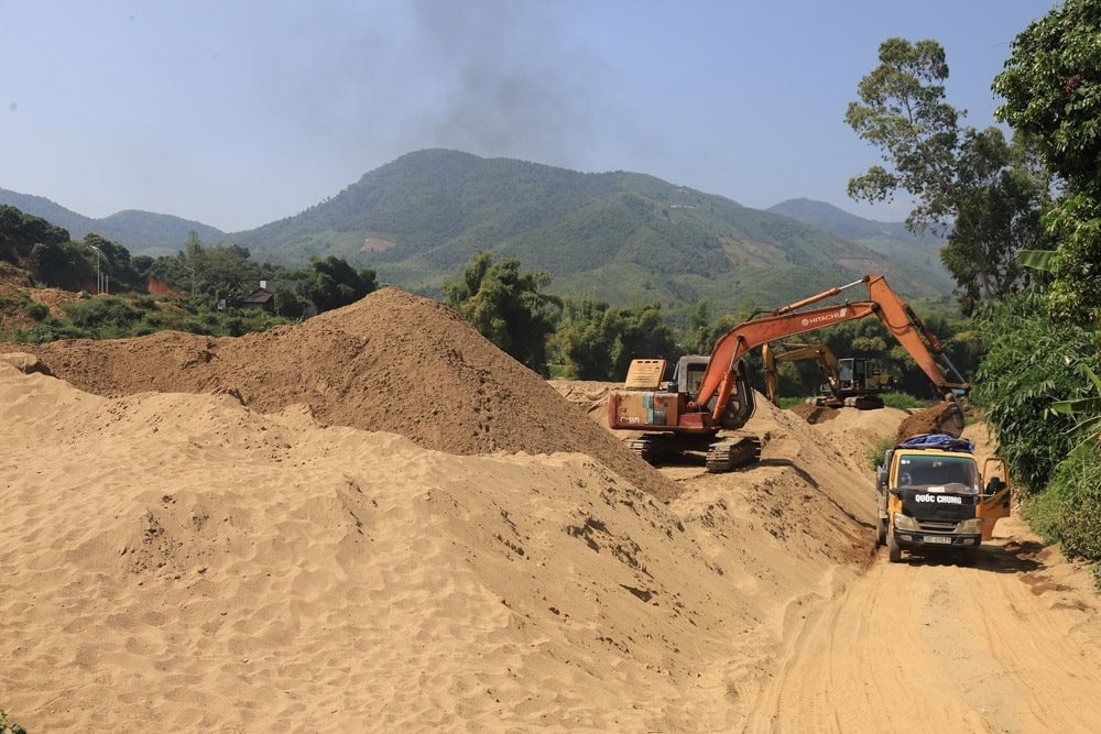 Cát Sông Mã được sử dụng làm vật liệu xây dựng phục vụ cho các công trình, dự án phát triển KT-XH của nhiều địa phương trong tỉnh Sơn La (Ảnh: N.T)