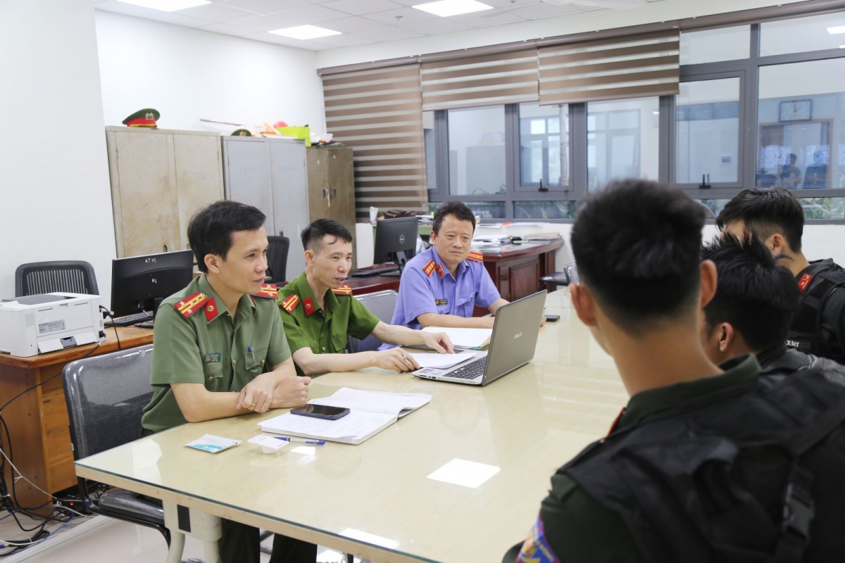 Đại tá Bùi Duy Hưng, Giám đốc Công an tỉnh Bắc Ninh trực tiếp hỏi cung đối tượng Phan Văn Tuấn