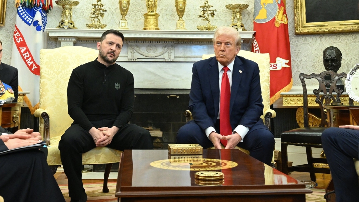 Ông Trump (phải) và ông Zelensky (trái) tại phòng Bầu dục hồi tháng 2/2025. Ảnh: Reuters