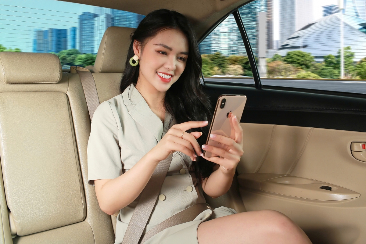 Khách hàng trải nghiệm dịch vụ đặt taxi qua VCB Digibank với nhiều hãng xe khác nhau.