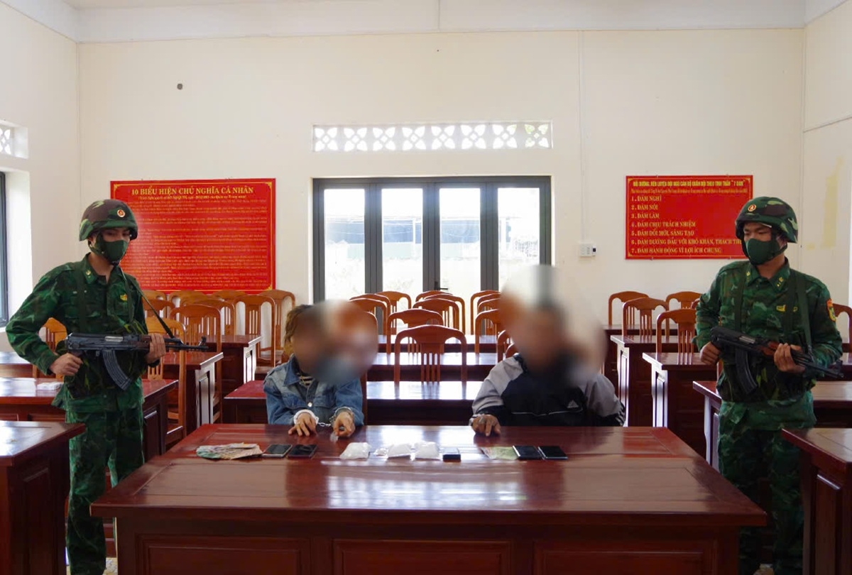 Hai đối tượng Lê Thị Kim Liên và Nguyễn Hải Hồ cùng tang vật vi phạm tại Đồn Biên phòng Phước Lộc. Ảnh: Trung Thành