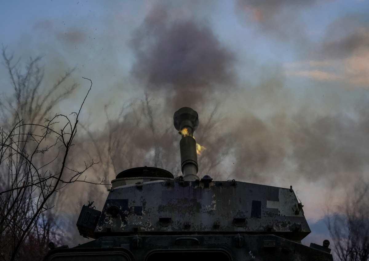 Binh lính Ukraine khai hỏa lựu pháo về phía quân đội Nga trên tiền tuyến ở Kharkov. Ảnh: Reuters