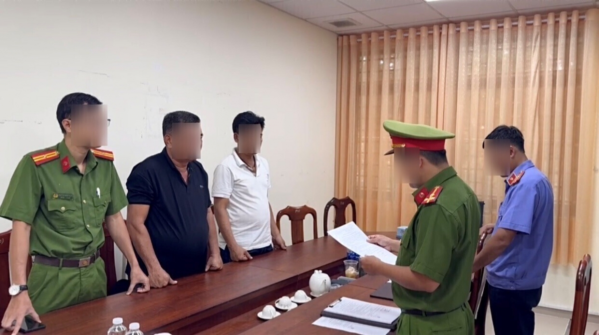 Tống đạt quyết định khởi tố bị can với 2 cò đất tại Nhơn Trạch (Ảnh: Công an tỉnh Đồng Nai)