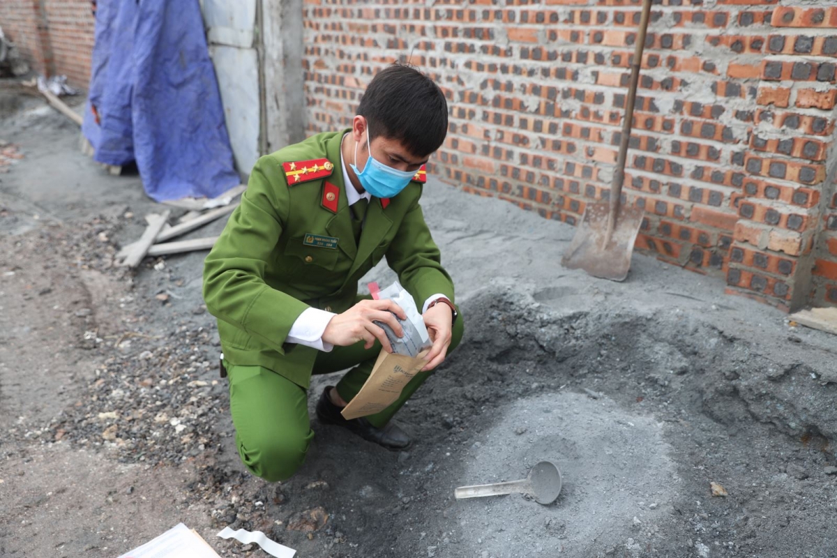 Lực lượng chức năng lấy mẫu giám định chất thải