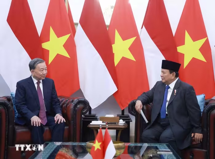 Tổng Bí thư Tô Lâm và Tổng thống Cộng hòa Indonesia, Chủ tịch Đảng Phong trào Indonesia vĩ đại (Gerindra) Prabowo Subianto. (Ảnh: Thống Nhất/TTXVN)