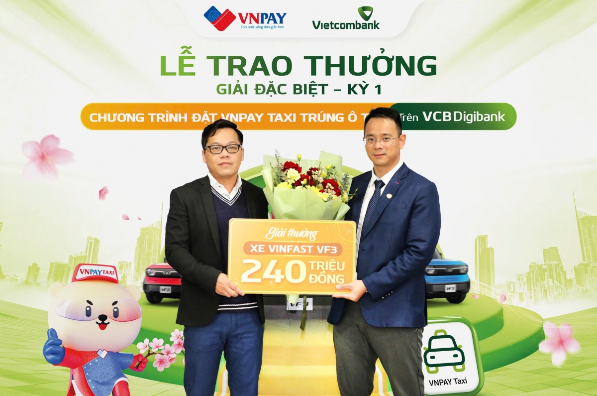 Ông Trần Mạnh Nam - Đại diện VNPAY Taxi (phải) trao giải thưởng cho chủ nhân chiếc xe VinFast VF3 - anh Nguyễn Xuân Mạnh.