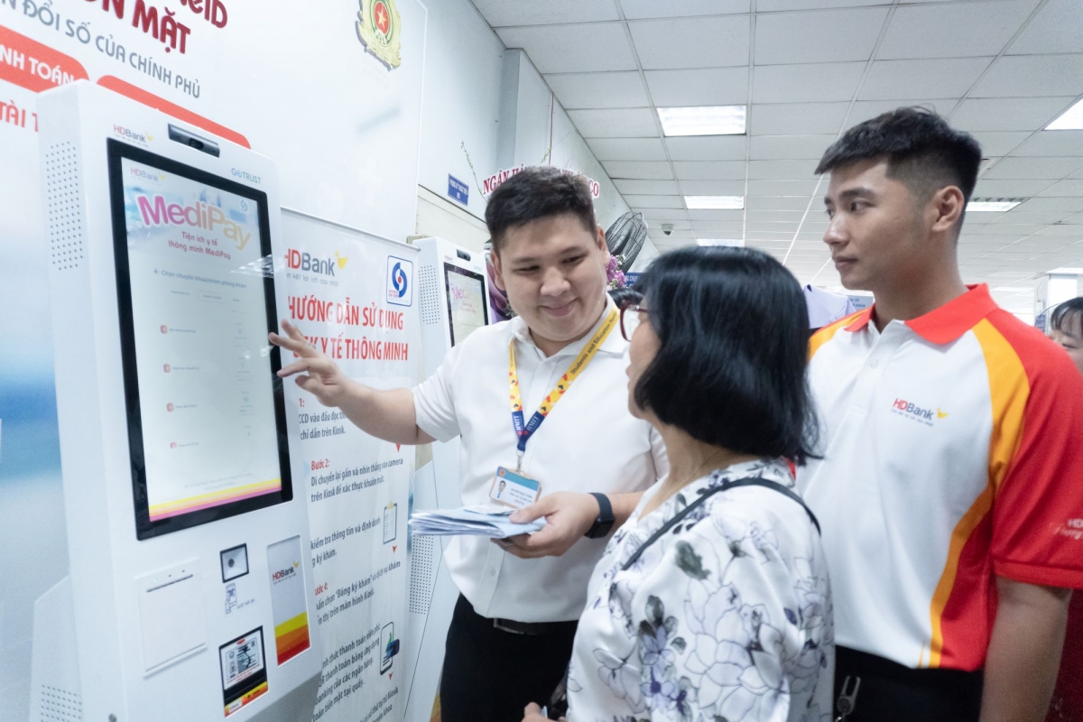 Người dân có thể thanh toán, tạm ứng viện phí 100% không tiền mặt thông qua hệ thống Kiosk và không phát sinh bất kỳ khoản phí nào.