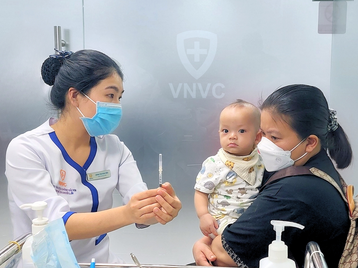 Trẻ tiêm vaccine phòng bệnh sởi tại VNVC. Ảnh: Hữu Thuận