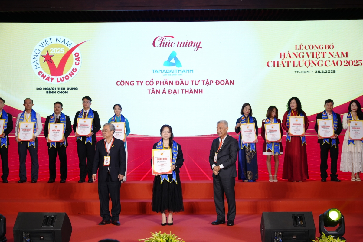 Bà Nguyễn Ngọc Thùy Dương, Phó Tổng Giám đốc Tập đoàn Tân Á Đại Thành nhận chứng nhận Hàng Việt Nam chất lượng cao 2025