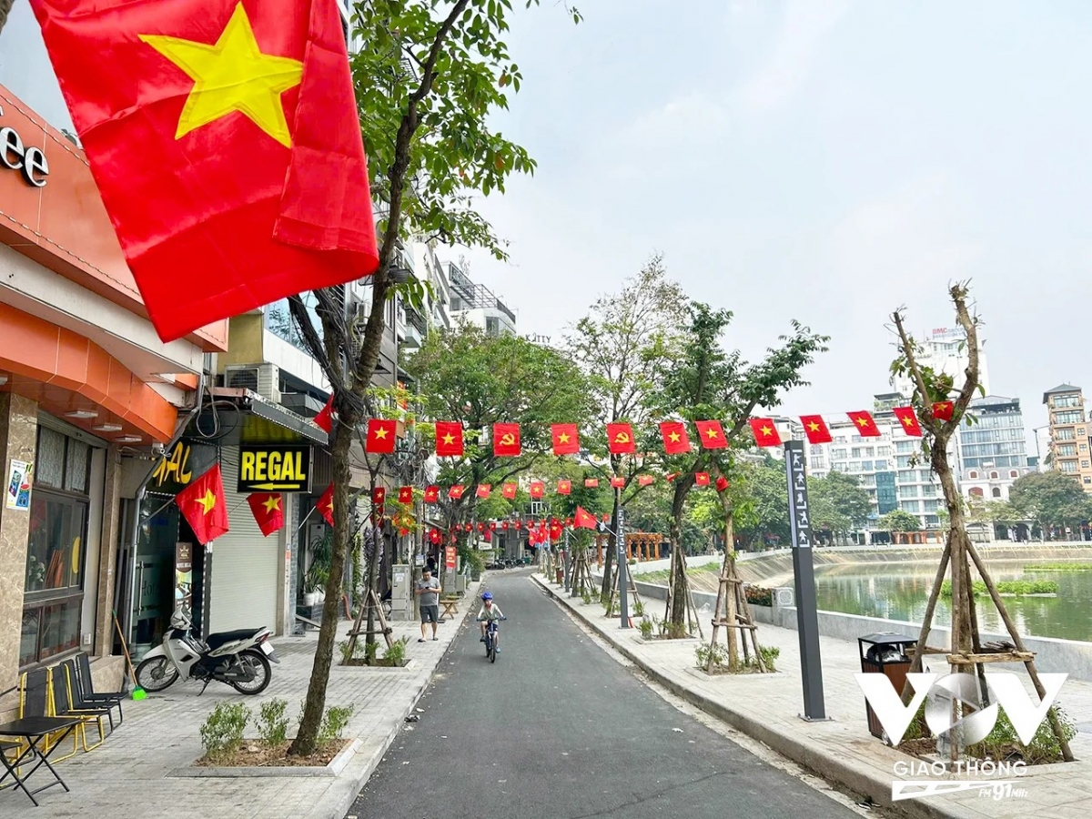 Hàng quán tại phố đi bộ hồ Ngọc Khánh đìu hiu trong những ngày cuối tuần