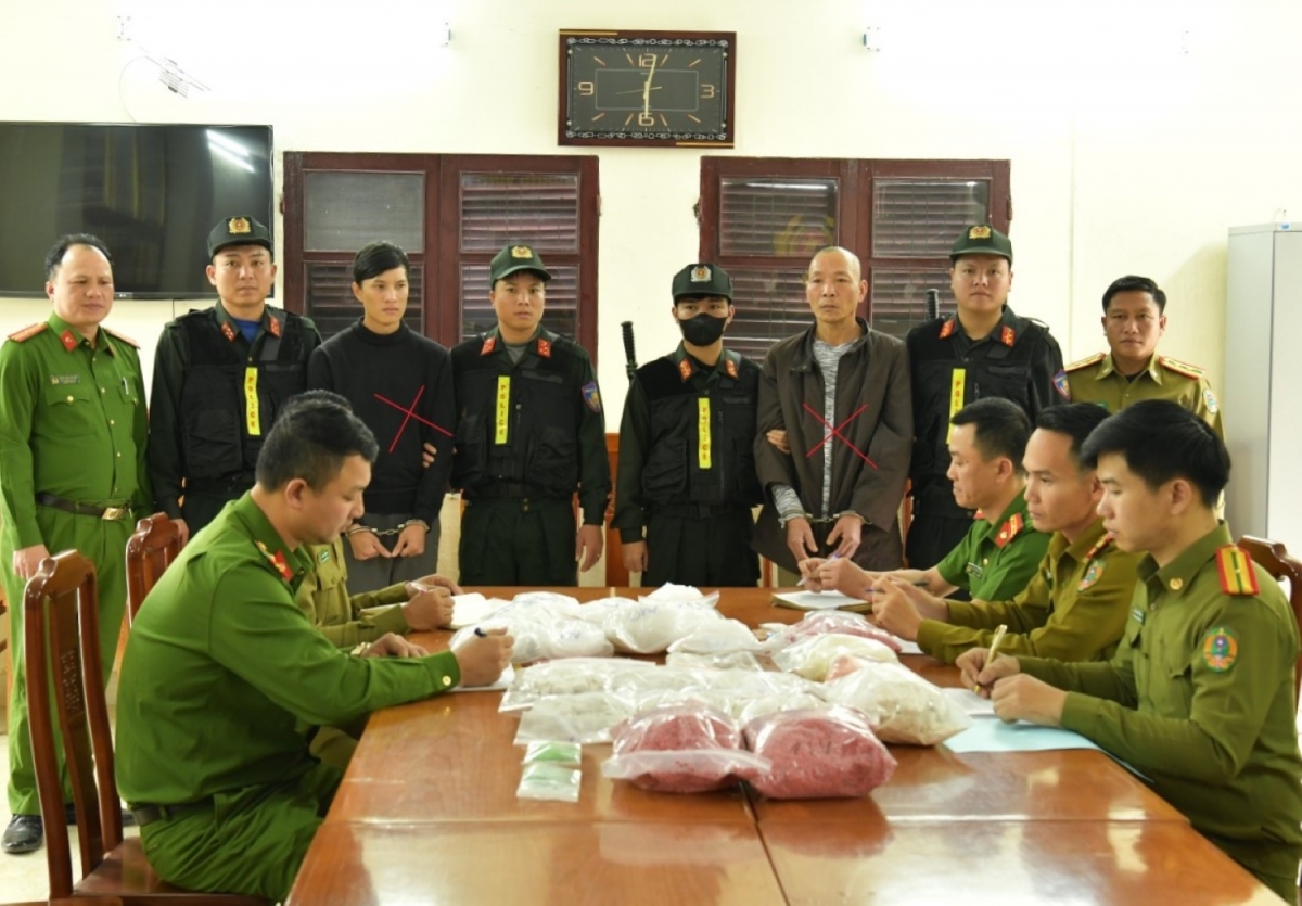 2 đối tượng Đinh Hồng Thuấn (áo dài xám) và Phạm Lê Tuấn Anh (áo khoác đen)