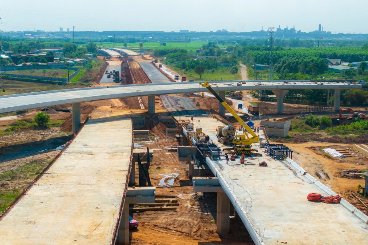 Gói thầu 6.12 đang nỗ lực đẩy mạnh thi công để thông tuyến T1 đúng dịp 30/4, tuy nhiên khó khăn lớn nhất hiện nay là vấn đề vật liệu cấp phối đá dăm loại 1 (Dmax 25) và đá dùng cho bê tông nhựa, do từ đầu tháng 1, tháng 2 các mỏ đá Tân Cang đều dừng cấp hoặc cấp rất nhỏ giọt.