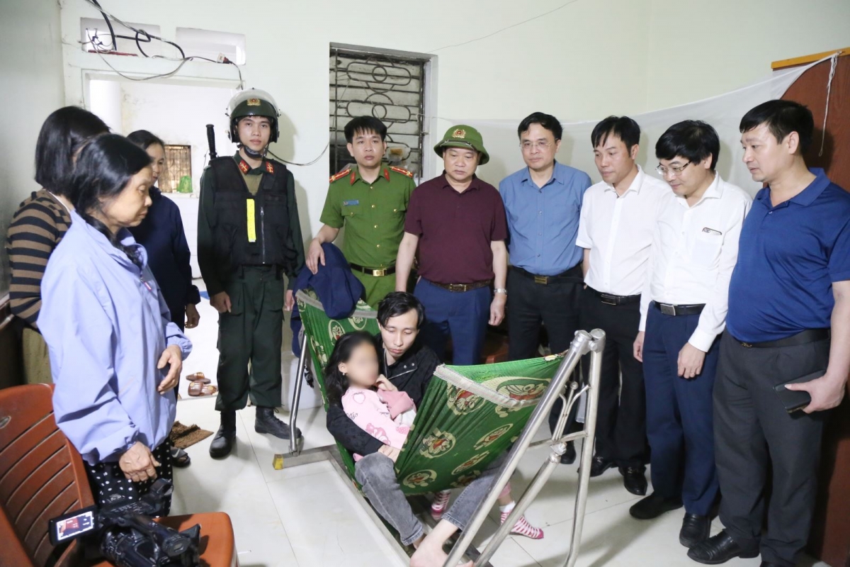 Lực lượng Công an và chính quyền địa phương thăm, động viên cháu bé sau khi được giải cứu an toàn