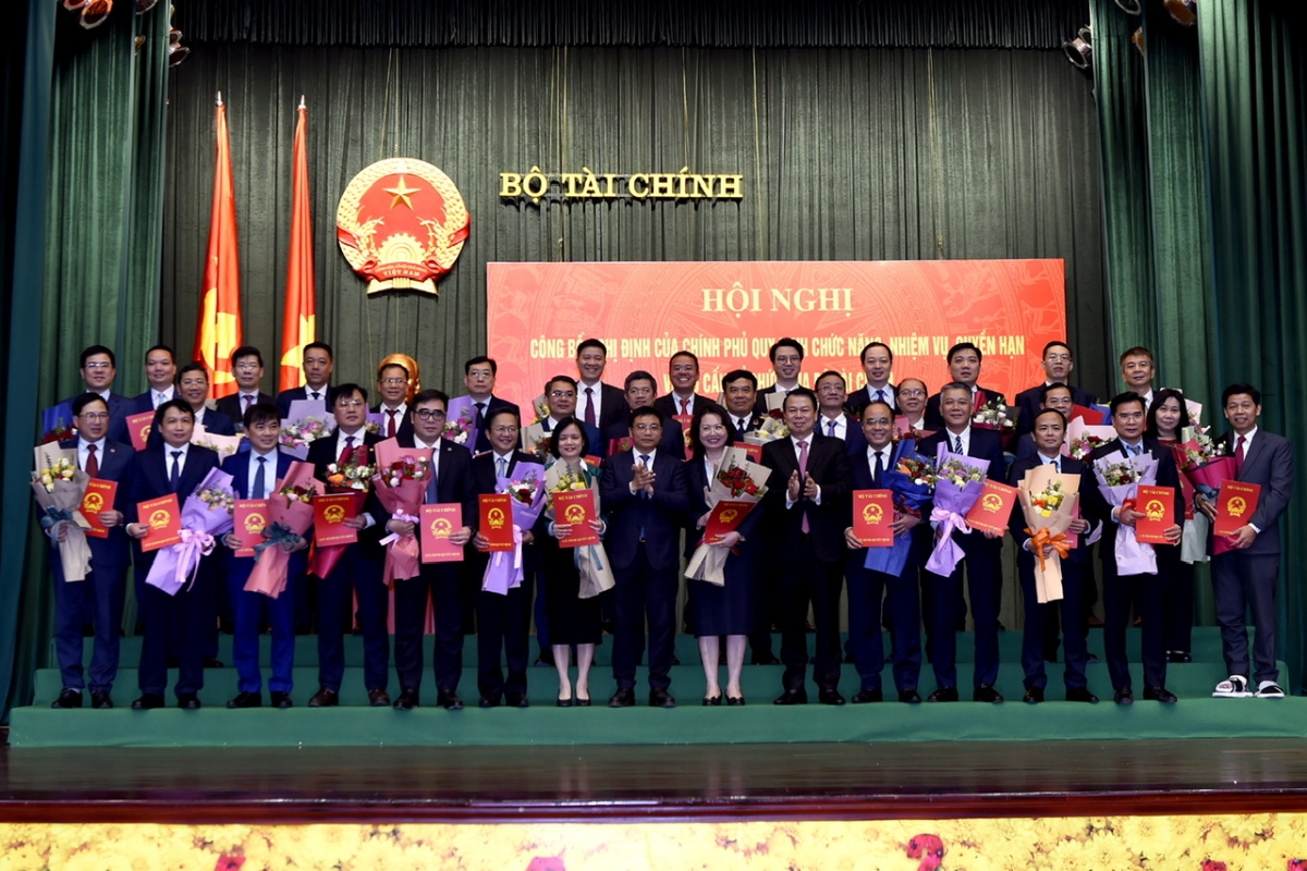 Bộ trưởng Bộ Tài chính Nguyễn Văn Thắng đã trao quyết định bổ nhiệm và chúc mừng lãnh đạo các Vụ, Cục, các đơn vị của Bộ Tài chính