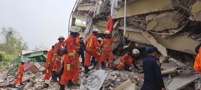 Lực lượng cứu hộ Myanmar tại hiện trường chung cư Sky Villa ở Mandalay bị sập do động đất. Ảnh: Yongon Times.