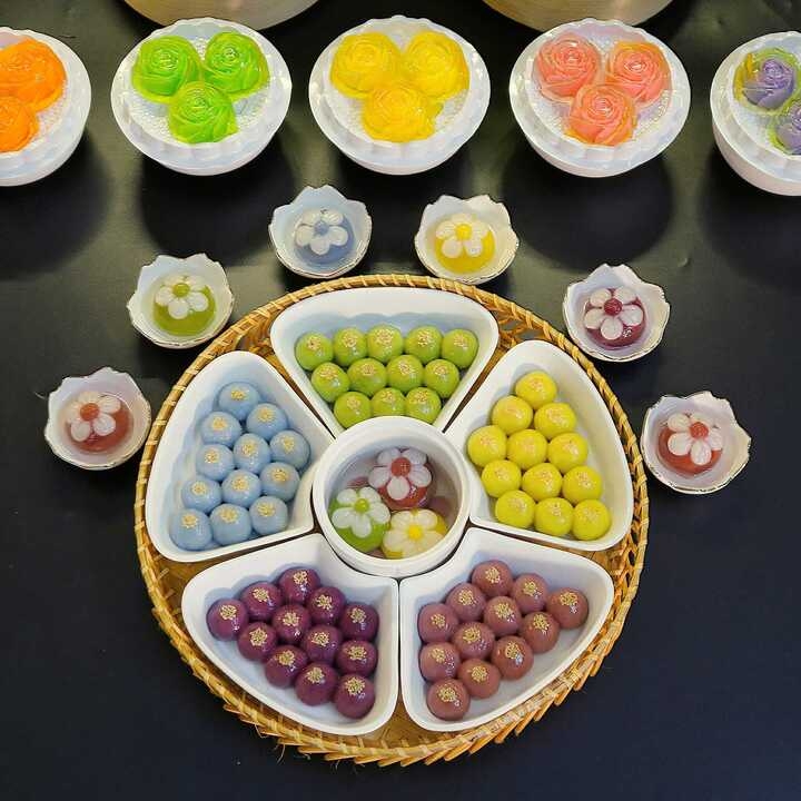 Bánh trôi ngũ sắc với các nguyên liệu tự nhiên. (Ảnh: Vũ Thu Hương)