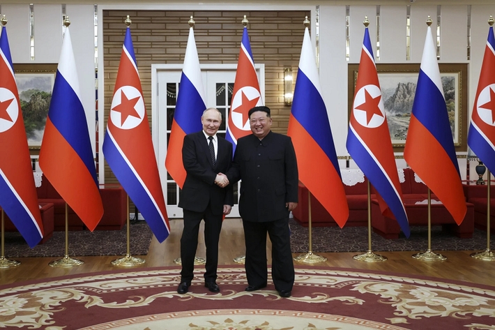 Tổng thống Nga Vladimir Putin và nhà lãnh đạo Triều Tiên Kim Jong Un. Ảnh: Spunik