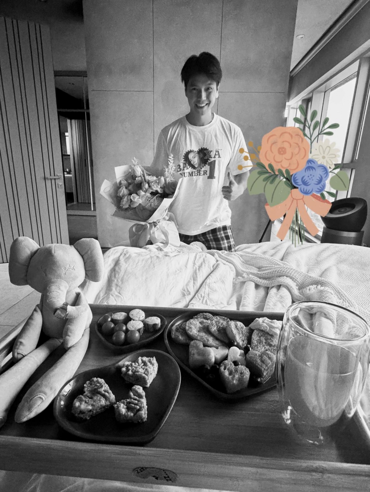 Vào ngày Valentine, Huy Trần tạo bất ngờ cho bà xã với bó hoa tươi và bữa ăn do anh tự làm. Huy Trần mặc áo phông có in hình vợ. Trên trang cá nhân, Ngô Thanh Vân chia sẻ: “Cảm ơn chồng vì những điều tinh tế đáng yêu mà đem đến cho vợ nhiều hạnh phúc hơn bất cứ thứ quà cáp xa xỉ nào. Sáng sớm mở nhạc hát, làm vợ chưa biết chuyện gì đang xảy ra. Happy Valentine chồng yêu”.