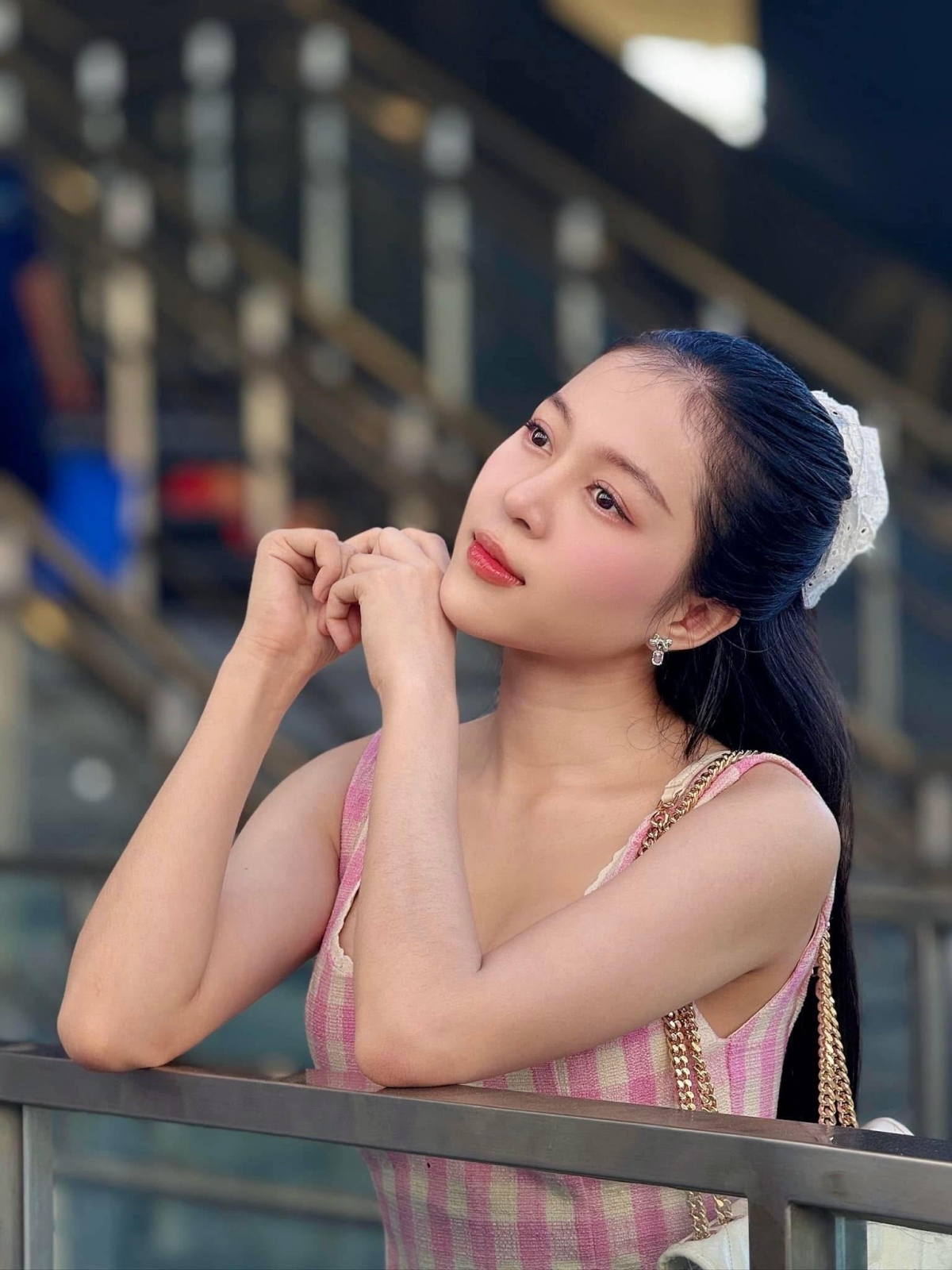 Hoa hậu Kiều Duy khoe vẻ đẹp dịu dàng, trong trẻo khi đi dạo phố. Ngay từ khi đăng quang Hoa hậu Quốc gia Việt Nam 2024, người đẹp đã nhận được nhiều lời khen về nhan sắc. (Nguồn: FBNV)