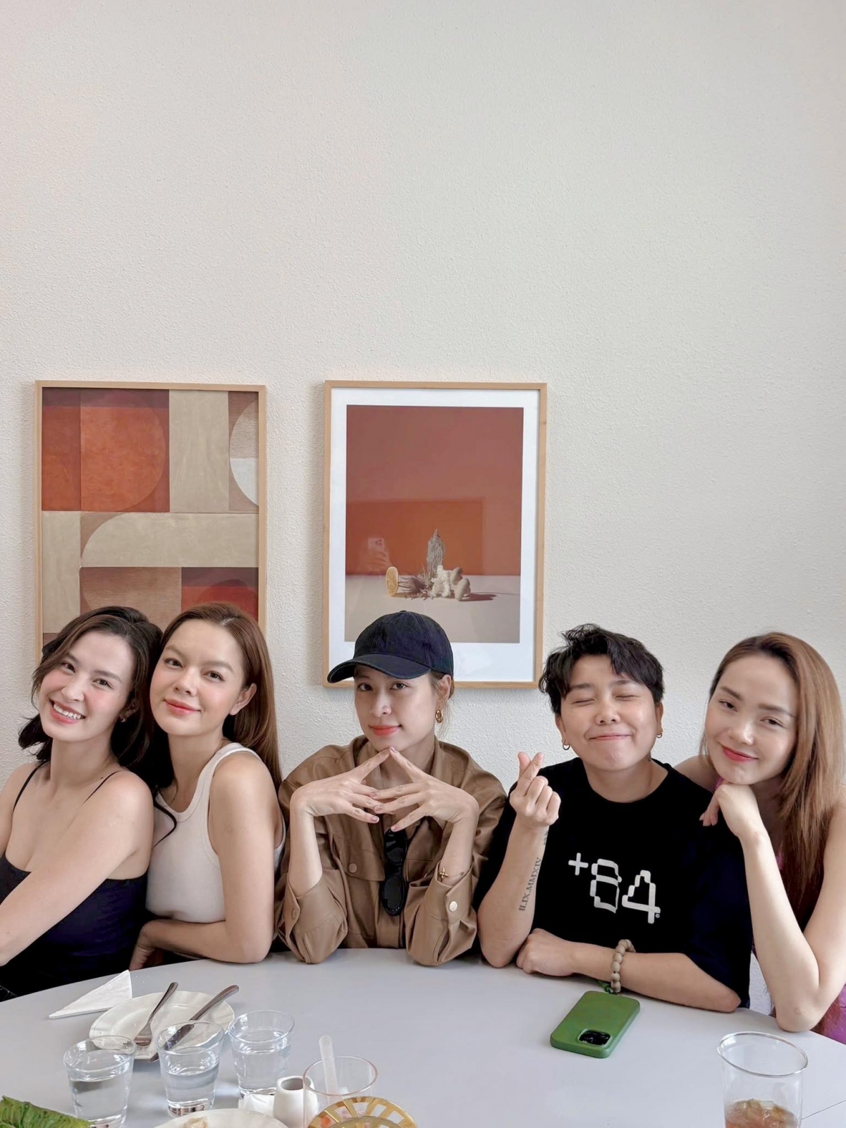 Đông Nhi hội ngộ cùng Minh Hằng, Phạm Quỳnh Anh và Hoàng Thùy Linh. (Nguồn: FBNV)