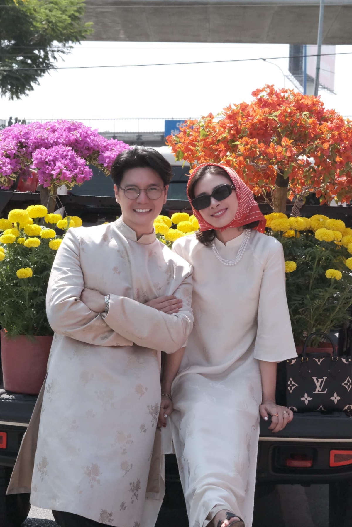 Ngô Thanh Vân sinh năm 1979, là diễn viên, nhà sản xuất phim, đạo diễn, doanh nhân. Cô gây chú ý sau thành công của phim Dòng máu anh hùng, đóng cùng Johnny Trí Nguyễn. Về sau, cô chuyển hướng sản xuất phim, có nhiều tác phẩm như Tấm Cám: Chuyện chưa kể, Cô Ba Sài Gòn, Song Lang, Hai Phượng... Ông xã Huy Trần của nữ diễn viên sinh năm 1990, sinh ra tại Đức. Anh là CEO của công ty may mặc và là sở hữu một nhà hàng nổi tiếng tại quận 1, TP.HCM.