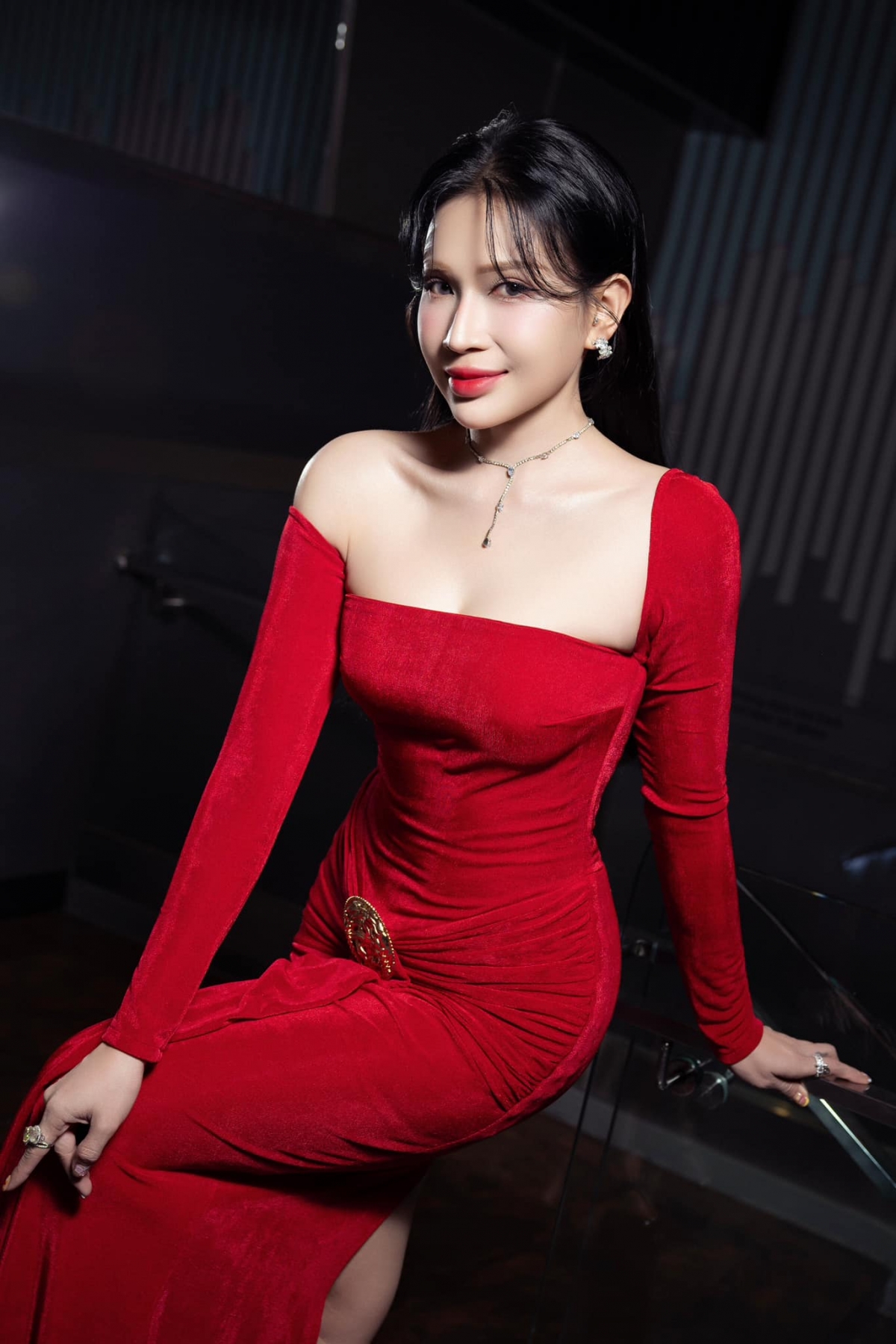 Bên cạnh sự nghiệp thành công và vẻ ngoài nổi bật, Khả Như còn gây chú ý bởi tin đồn hẹn hò với diễn viên Huỳnh Phương. Hai người dính nghi vấn yêu nhau vì Khả Như gọi Huỳnh Phương bằng "anh" dù nam diễn viên nhỏ hơn cô 5 tuổi. Bên cạnh đó, cả hai còn có nhiều cử chỉ thân mật và thường sánh đôi cùng nhau tại các sự kiện. 