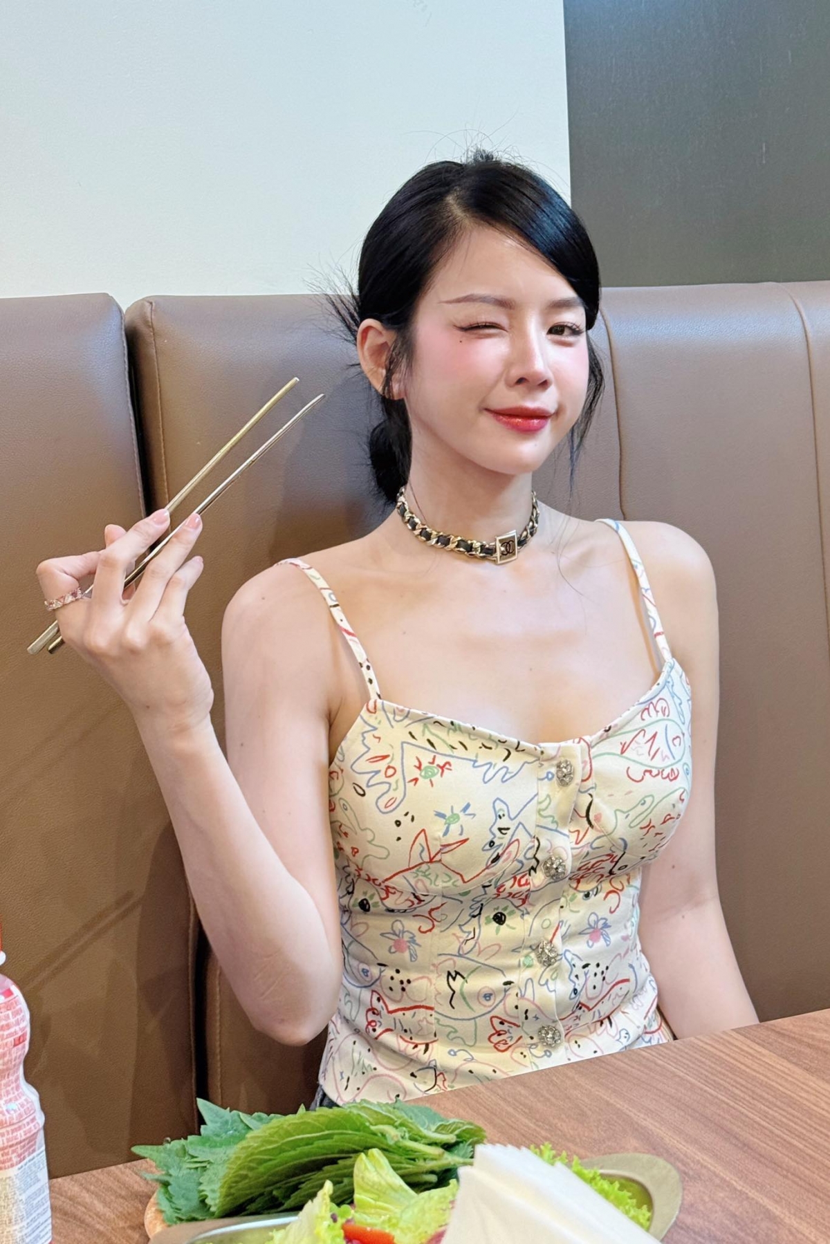 “Xin mời ăn”, DJ Mie tạo dáng đáng yêu. (Nguồn: FBNV)