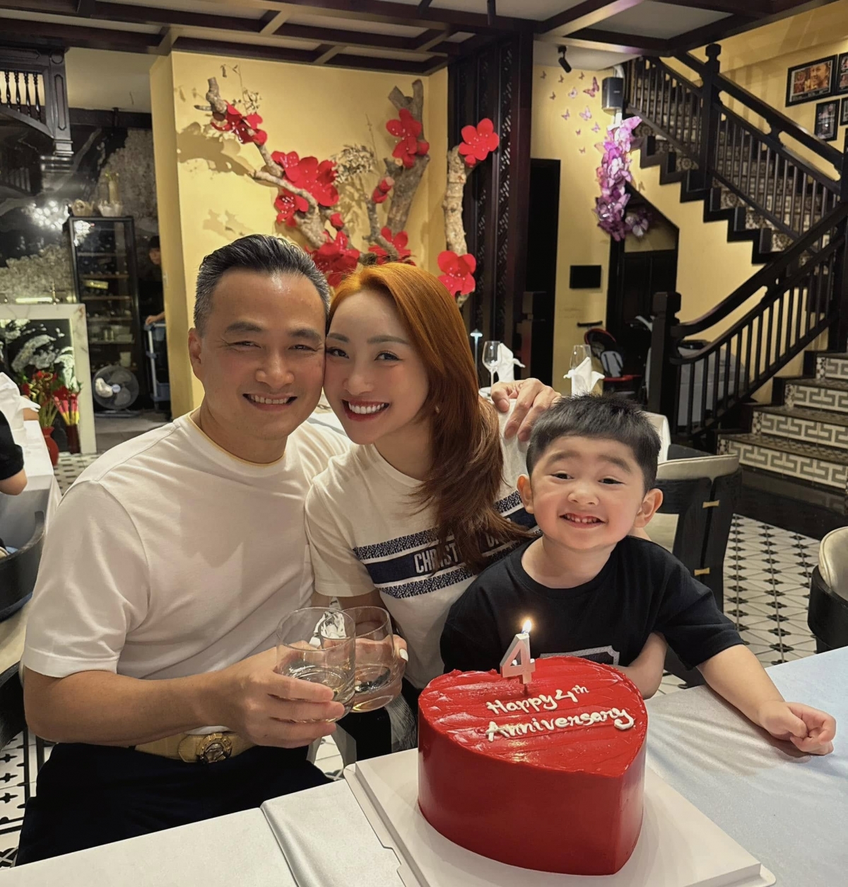 Mới đây, Chi Bảo và bà xã Lý Thùy Chang kỷ niệm 4 năm kết hôn. Cặp đôi và con trai có bữa ăn ấm cúng tại một nhà hàng. Chi Bảo tặng vợ đóa hoa hồng to và bánh kem. Trên trang cá nhân, Lý Thùy Chang đăng ảnh chồng cùng hai con: “Kỷ niệm 4 năm ngày lên phường. Nhà em lãi mỗi hai cục vàng này thôi các bác”. Nhiều bạn bè, đồng nghiệp, người hâm mộ gửi lời chúc mừng tới vợ chồng nam diễn viên.
