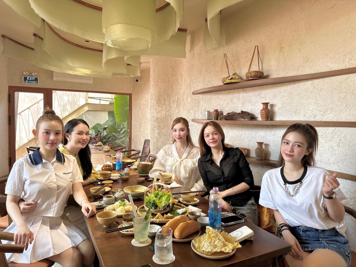 Hội mỹ nhân hẹn hò đi ăn chay gồm Hạnh Sino, Huyền Baby, Dương Hoàng Yến, Phạm Quỳnh Anh, Hương Baby. “Chị em chúng tớ gặp nhau ăn chay sau đó là 500 câu chuyện về xương khớp, tai mũi họng”. (Nguồn: FBNV)
