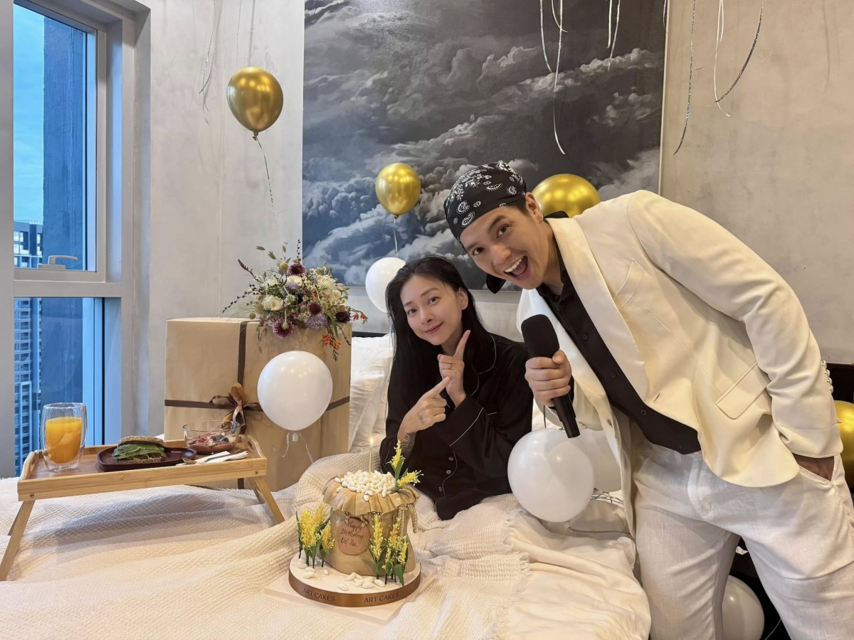 Ngô Thanh Vân đăng loạt ảnh được ông xã Huy Trần bê đồ ăn đến tận giường và chúc mừng sinh nhật. Vẻ ngoài của nữ diễn viên gây chú ý với gương mặt tròn trịa. Ngô Thanh Vân bày tỏ: "Cám ơn vũ trụ đã, đang và sắp cho con những điều tuyệt vời trong cuộc sống này. Con vô cùng biết ơn và trân trọng". Chia sẻ này càng khiến nhiều khán giả nghi ngờ cô đã có tin vui sau 4 năm kết hôn.