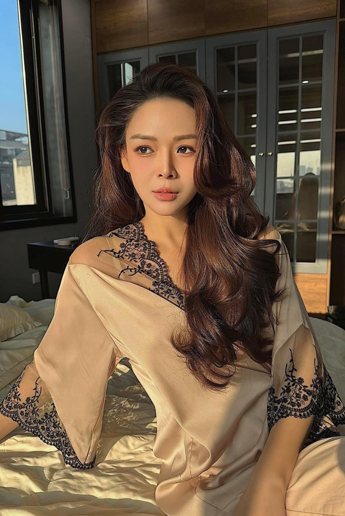 “Thích nhất cái cảm giác thức dậy rồi. Chợt nhận ra mình vẫn còn mấy tiếng để ngủ. Cuối tuần nó phải khác”, diễn viên Diễm Hương tâm sự. (Nguồn: FBNV)