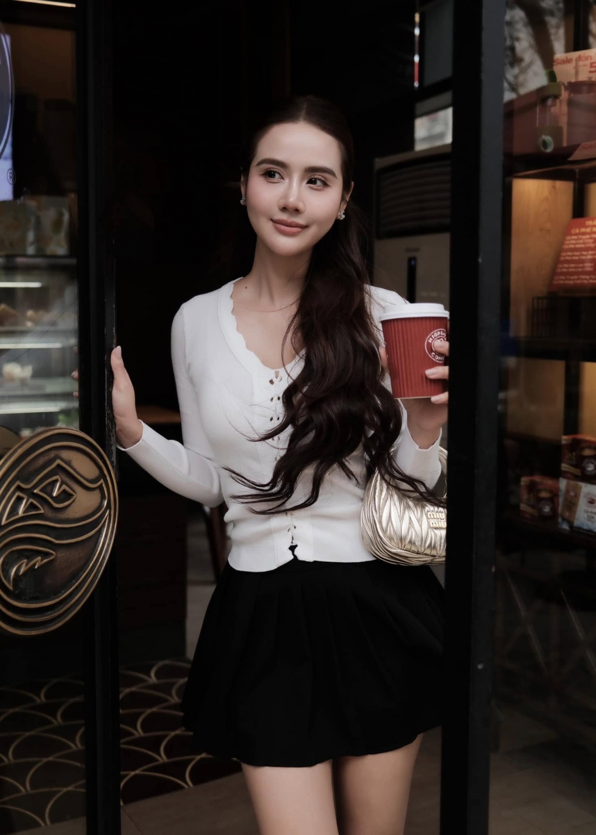 Huyền Lizzie diện đồ đơn giản đi dạo phố. (Nguồn: FBNV)