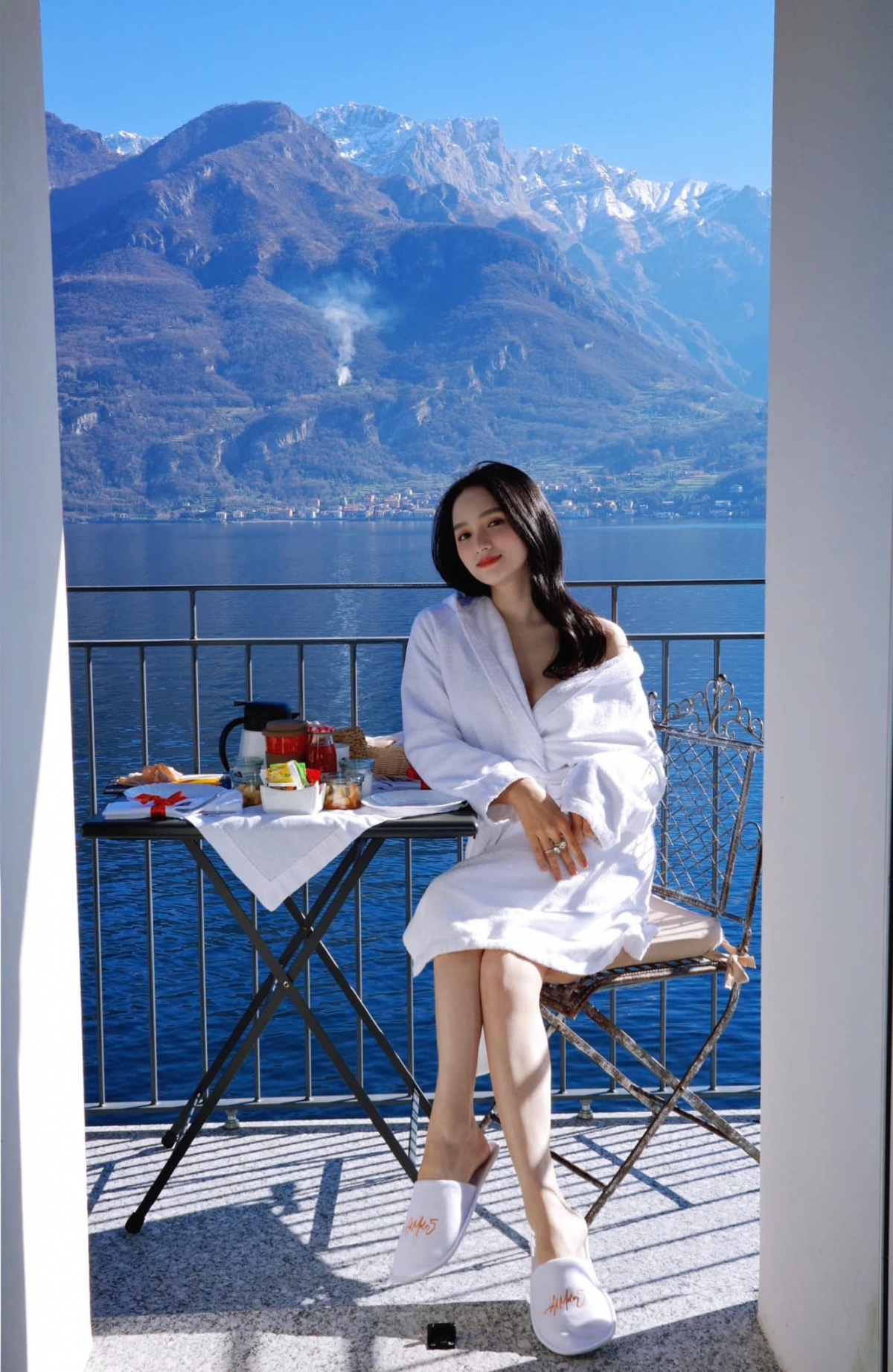 Hoa hậu Hương Giang khoe vai trần hững hờ với áo choàng tắm tại Italy. Người đẹp đang tham dự Milan Fashion Week 2025, gây chú ý với nhiều trang phục lạ mắt. Cô là đại diện Việt Nam duy nhất được mời tới show diễn ra mắt BST Thu Đông 2025 dành cho nữ của thương hiệu Dolce &amp; Gabbana, thuộc khuôn khổ Milan Fashion Week 2025. (Nguồn: FBNV)