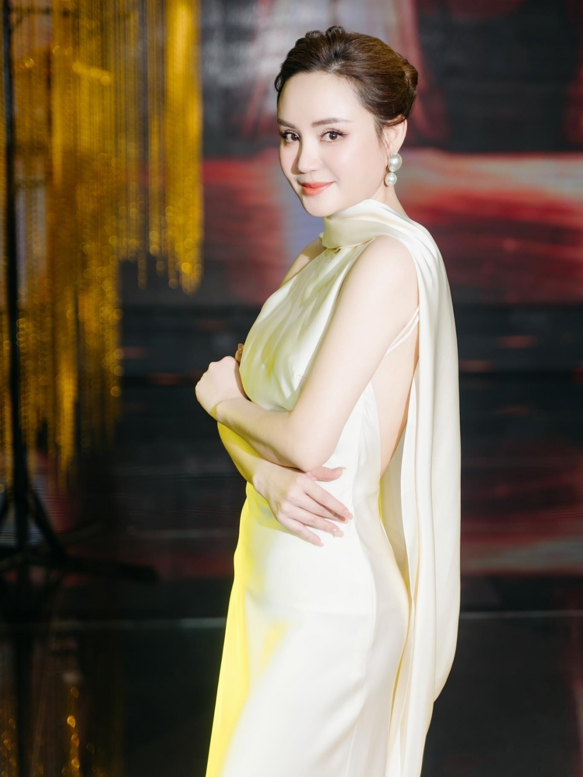 Vy Oanh chọn trang phục gợi cảm đi diễn, khoe lưng trần nuột nà. (Nguồn: FBNV)