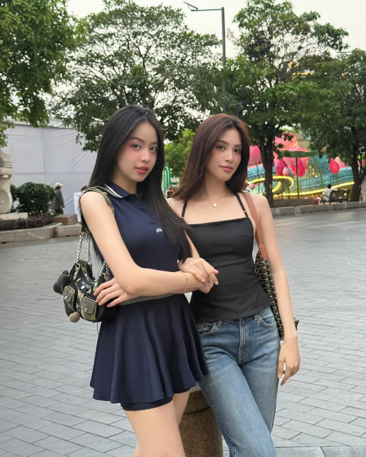 Hoa hậu Thanh Thủy và Tiểu Vy được cộng đồng mạng nhận xét giống nhau khi để chung kiểu tóc, theo đuổi cùng một phong cách. (Nguồn: FBNV)