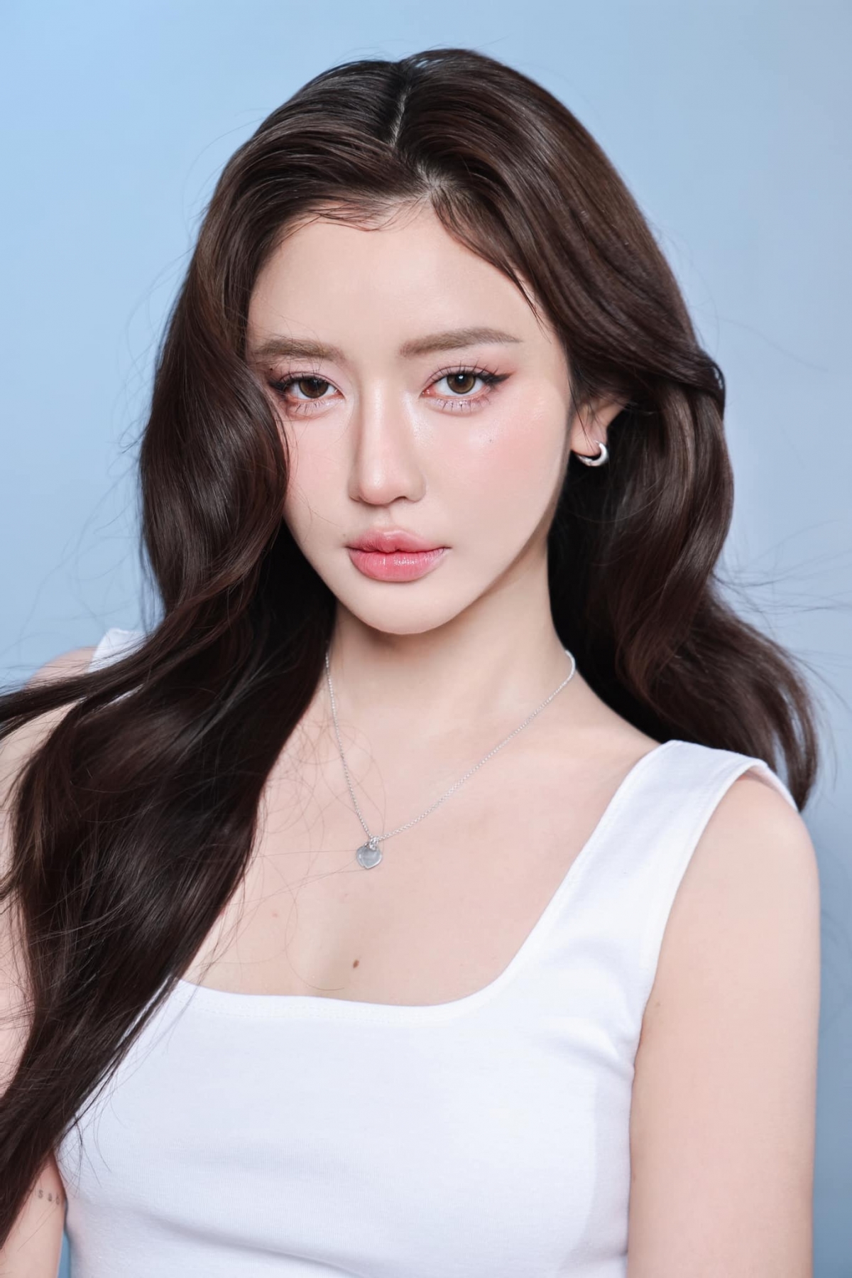 Bộ ảnh mới của Bích Phương đã khiến nhiều người "mắt tròn mắt dẹt". Trong bức hình, ca sĩ Bích Phương lộ diện với thần thái lôi cuốn, visual lạ mắt. Nhiều người thậm chí còn để lại bình luận cho rằng suýt chút nữa không nhận ra Bích Phương hiện tại.