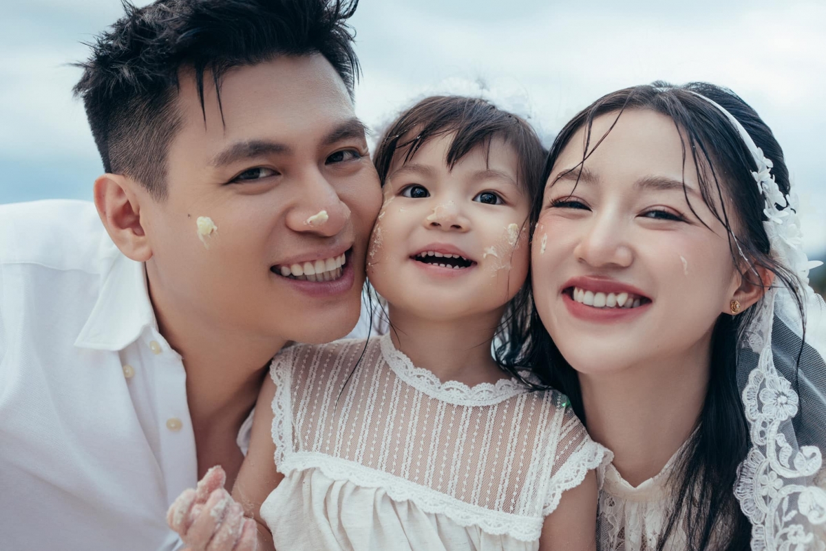 Salim đăng ảnh cưới cùng chồng và con gái, bày tỏ: “Cám ơn bác Long rất nhiều vì đã khiến cột mốc quen biết nhau 20 năm sắp tới trở nên thật đặc biệt. Hành trình già đi cùng nhau ngày càng trở nên rõ ràng rồi đấy. Nhiều lúc tôi nghĩ lại phải cảm ơn cái ngày bác ‘liều lĩnh’ buông lời đề nghị tán tỉnh mà chúng ta dính đến tận bây giờ”. (Nguồn: FBNV)