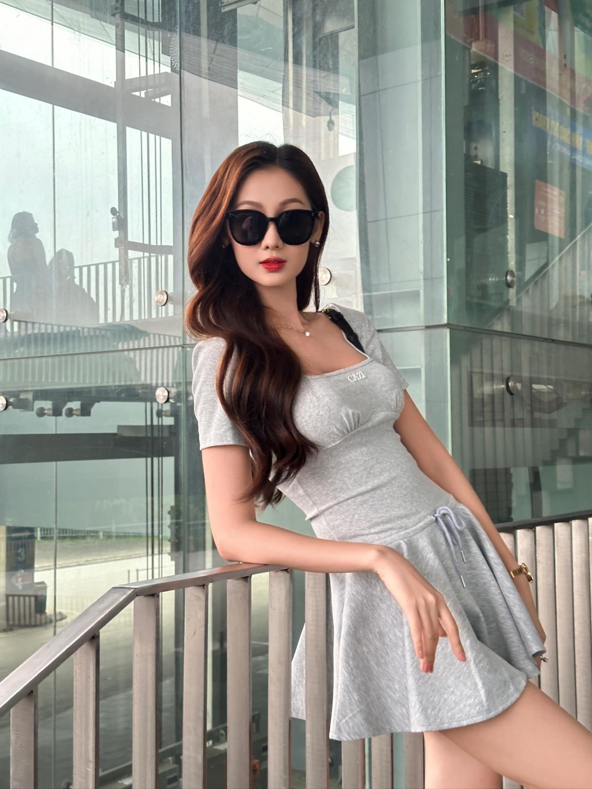 Hoa hậu Quế Anh diện trang phục đơn giản vào ngày đầu tháng 3. (Nguồn: FBNV)