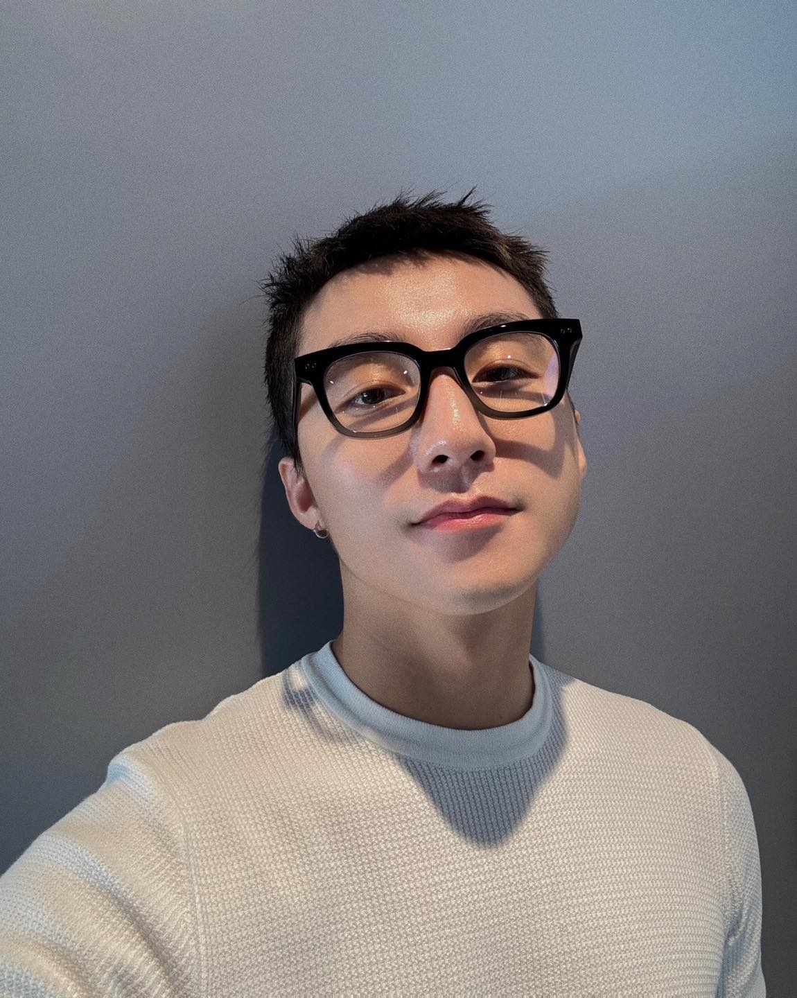 “Hôm nay anh bận. Để yên cho anh nghiêm túc”, Sơn Tùng M-TP đăng ảnh selfie. (Nguồn: FBNV)