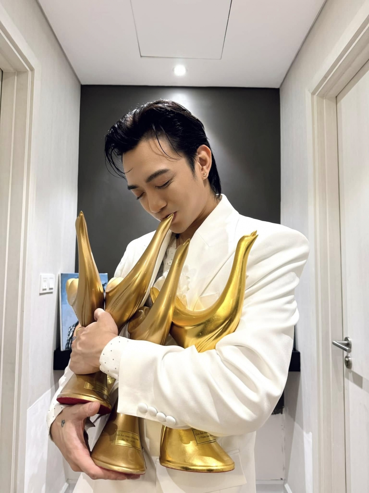 SOOBIN đăng ảnh ôm cúp vàng giải Cống hiến 2025 ở các hạng mục Album của năm, MV của năm và Nam ca sĩ của năm: “Giấc mơ này vẫn chưa kết thúc, và Soobin lại tiếp tục như sống trong mơ tại Lễ trao giải Cống Hiến 2025”. (Nguồn: FBNV)